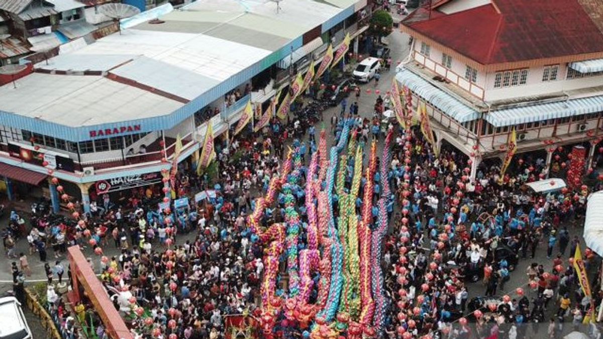 充满活力的Cap Go Meh，在Singkawang Vihara举行的令人大开眼界的龙仪式
