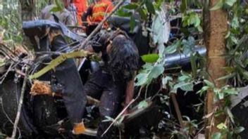 テルナテで倒れたヘリコプターの死骸が発見され、3人の乗客が死亡した