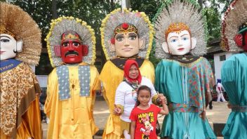 انتقد مجلس ديركي DKI حظر أونديل أونديل نغامين، وطلب من برامونو إعداد مسرح بديل