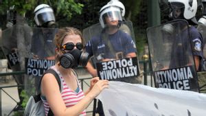 Unjuk Rasa Anti-vaksin COVID-19 Kembali Pecah di Yunani, Polisi Tembakan Gas Air Mata dan Meriam Air