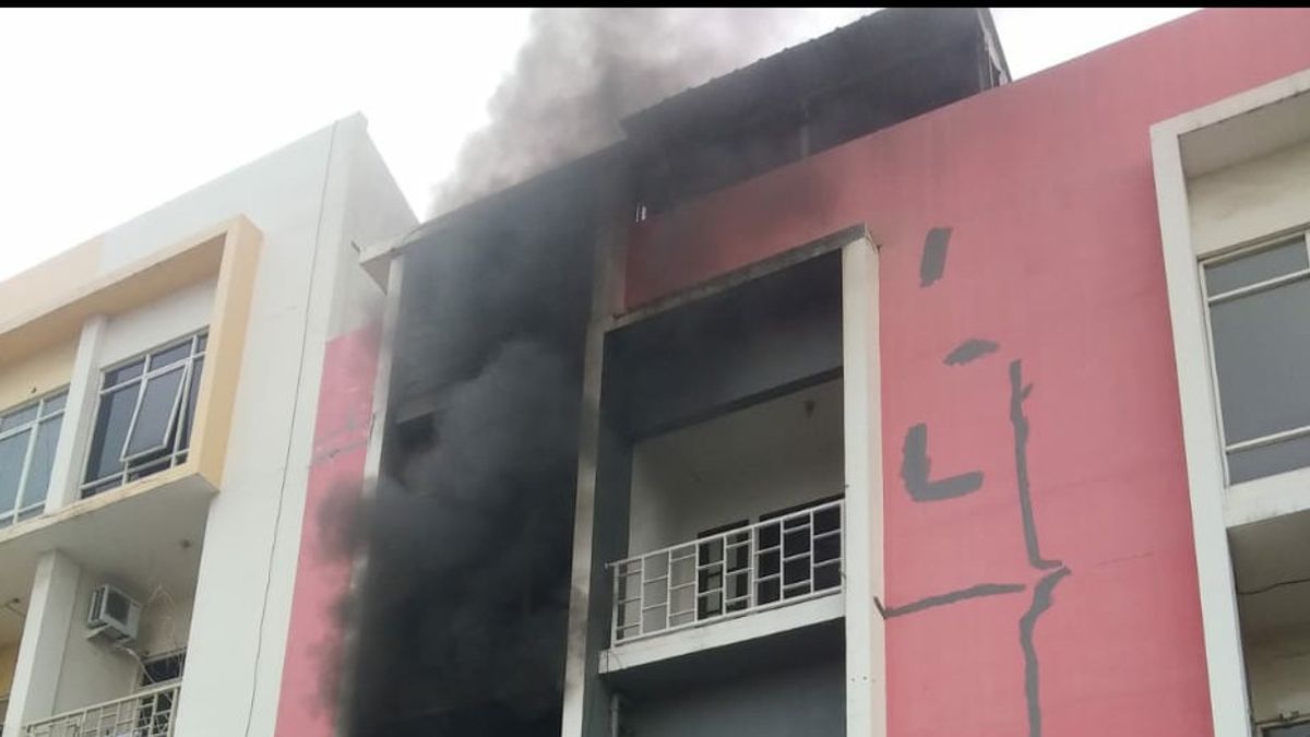 タマン・スーリヤ・カリデレスの3階のショップハウスが火事になった