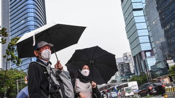 曇りの雨の朝、ジャカルタは日曜日の午後から午後に降ります