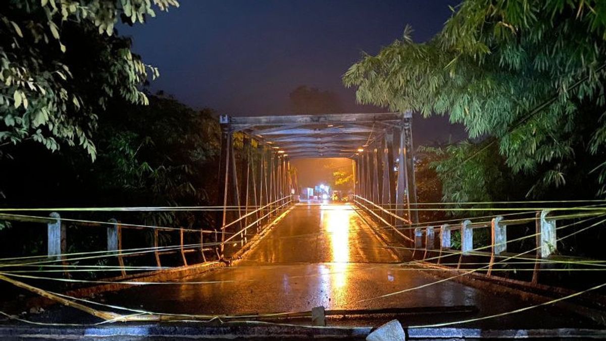 Jembatan Cicangor Badami-Loji Karawang Ambles