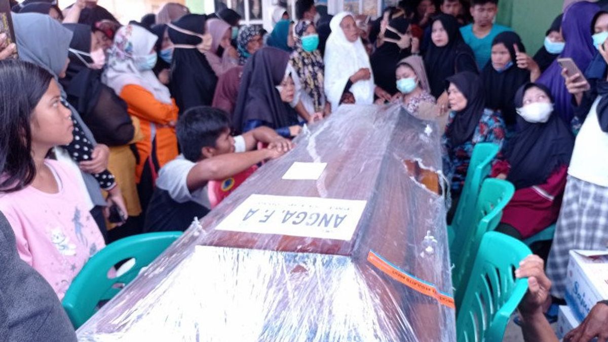 Isak Weeping Family Se Félicite De L’arrivée Du Corps D’Angga, Victime D’un Accident Aérien à Sriwijaya 