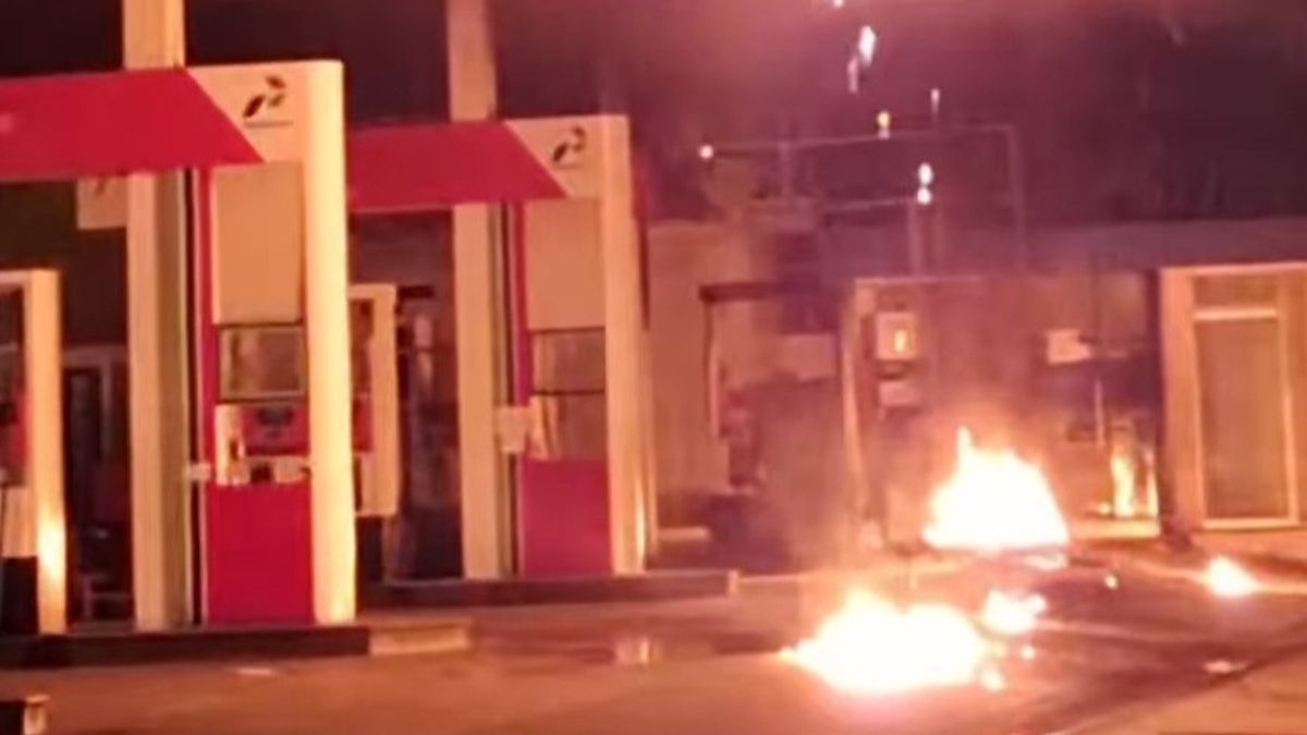 プルタミナ・ガルール・ジャクプス・ガソリンスタンドでガソリンを充填したときにオートバイが火災を起こした