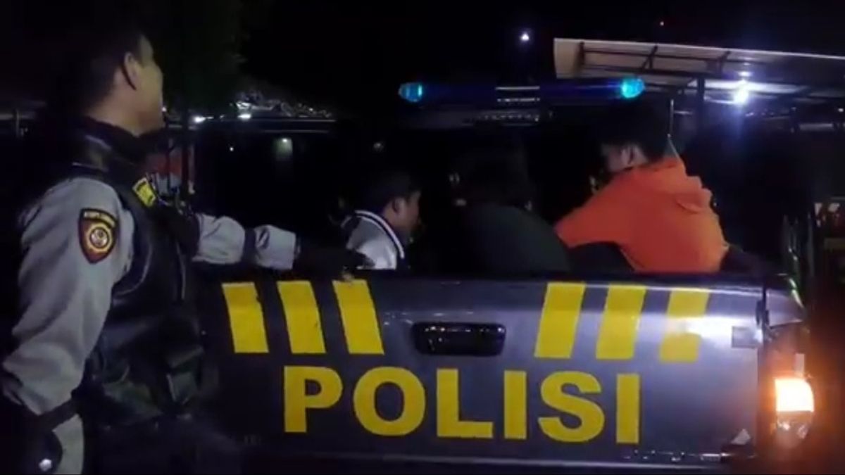 Bawa 4 Celurit Ukuran Besar, Enam Remaja di Pasar Rebo Ditangkap Tim Perintis Polres Jaktim