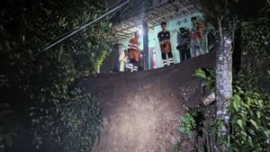 Landslides Only 1.5 Meters In Front Of Rancamaya Bogor Resident's House, BPBD Performs Assessment