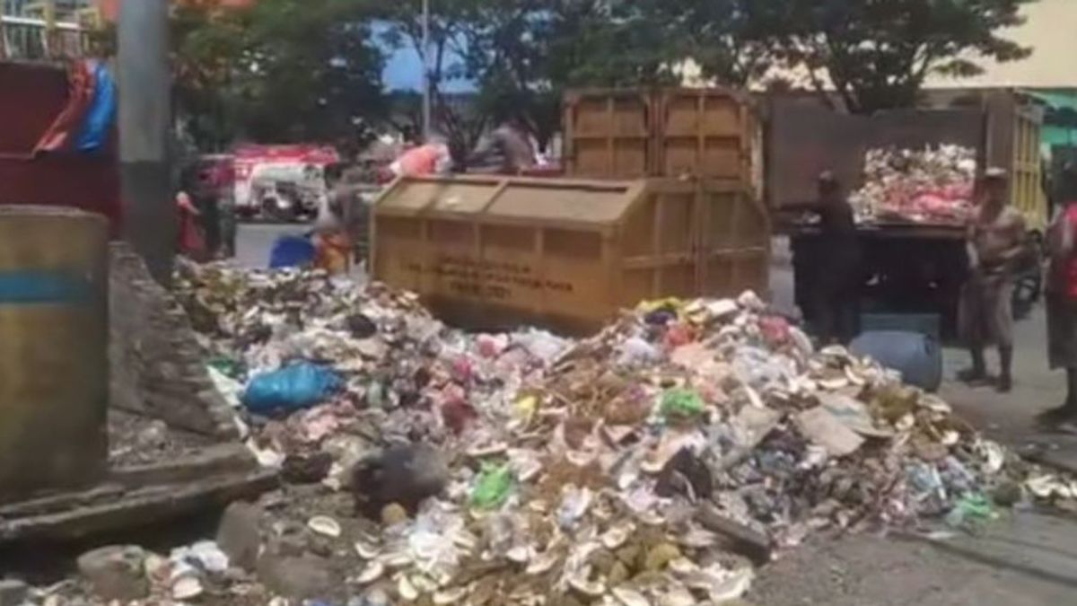 Durian Season In Ambon, DLHP Transports Durian Skin Garbage 25 Tons Per Day