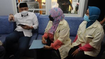 Deux Pouces Vers Le Haut Du Dprd Pour Le Maire De Surabaya Eri Cahyadi Qui Est Basé Dans Le Village