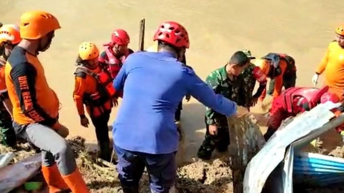 Tim SAR Hentikan Pencarian Korban Tanah Longsor di Maros, 4 Orang Masih Hilang