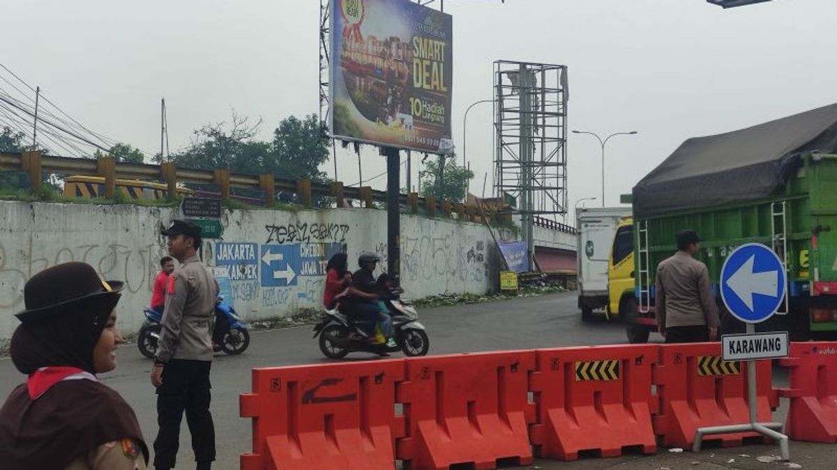 警方要求摩托车旅行者注意Jomin-Cirebon Muara Truk Besar Sumbu Tiga段