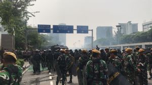 Demonstran Dipukul Mundur, Personel TNI Mulai Jaga Depan Gedung DPR