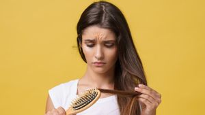 8 Penyebab Rambut Rontok Parah pada Wanita