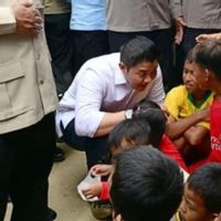 Seskab Teddy Bawa Ransel Bagikan Mainan, Kudapan untuk Anak-anak Aceh