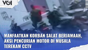 ビデオ:会衆の祈りの犠牲者を利用して、CCTVカメラでキャプチャムサラのオートバイの盗難