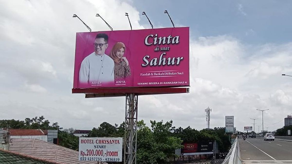 Billboard Anya Geraldine Berhijab ‘Cinta di Saat Sahur’, Apa Kejutannya?