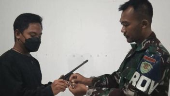 Berkat Tradisi 'Adu Bako', Warga Halmahera Utara Sukarela Serahkan Senjata Api ke Satgas Yonarhanud