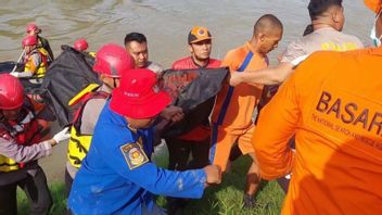 搜救人员在Ciujung河上发现了Kevin的尸体