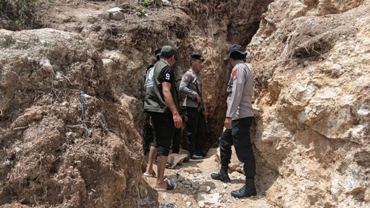 Police Regulate Illegal Gold Mine near Mandalika