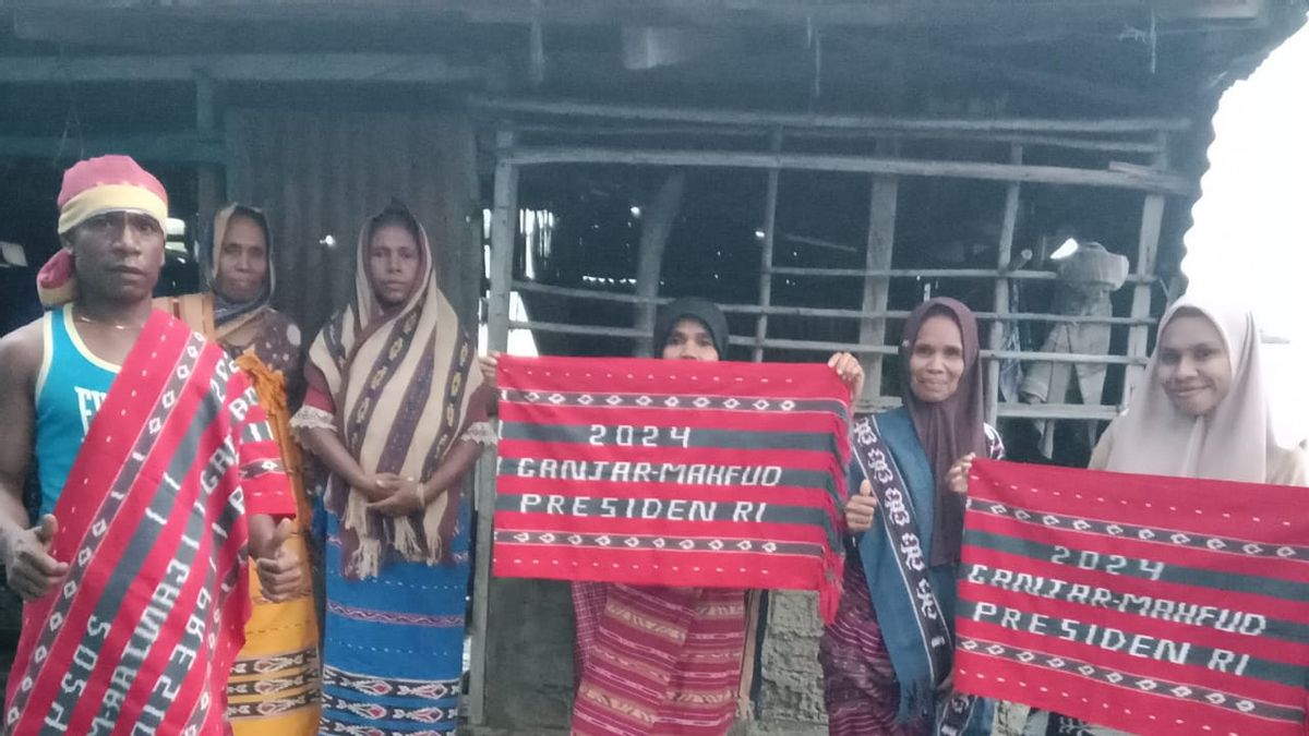 Alor Indigenous Peoples Create Weaving For Ganjar-Mahfud