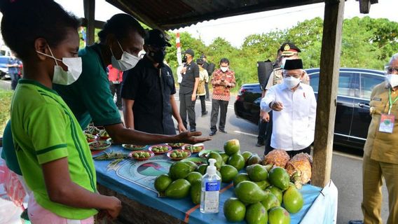 Di Tengah Perjalanan, Wapres Ma'ruf Amin Berhentikan Mobil Lalu Temui Mama-mama Pedagang Pinang di Manokwari