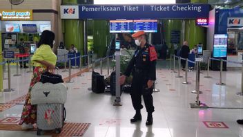    数十名旅客留在车站，火车乘客被要求注意行李