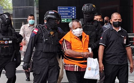 Bupati Mimika Tiba di KPK Dikawal 3 Personel Brimob Berseragam Serba Hitam