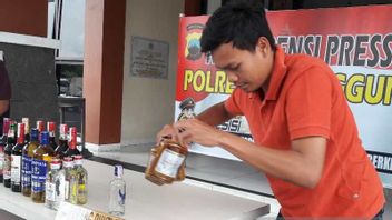 テマングン警察がベータコーヒーショップから57本のアルコールを没収