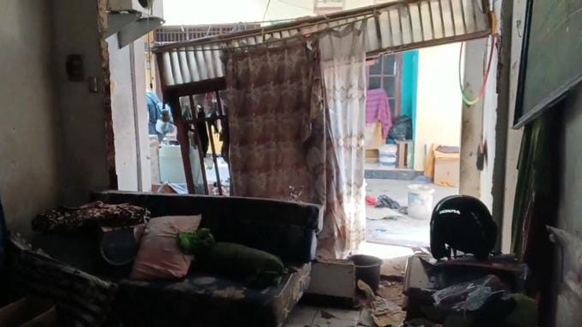 House In Duren Sawit Destroyed By 12 Kg Elpiji Explosion, 1 Person Seriously Injured