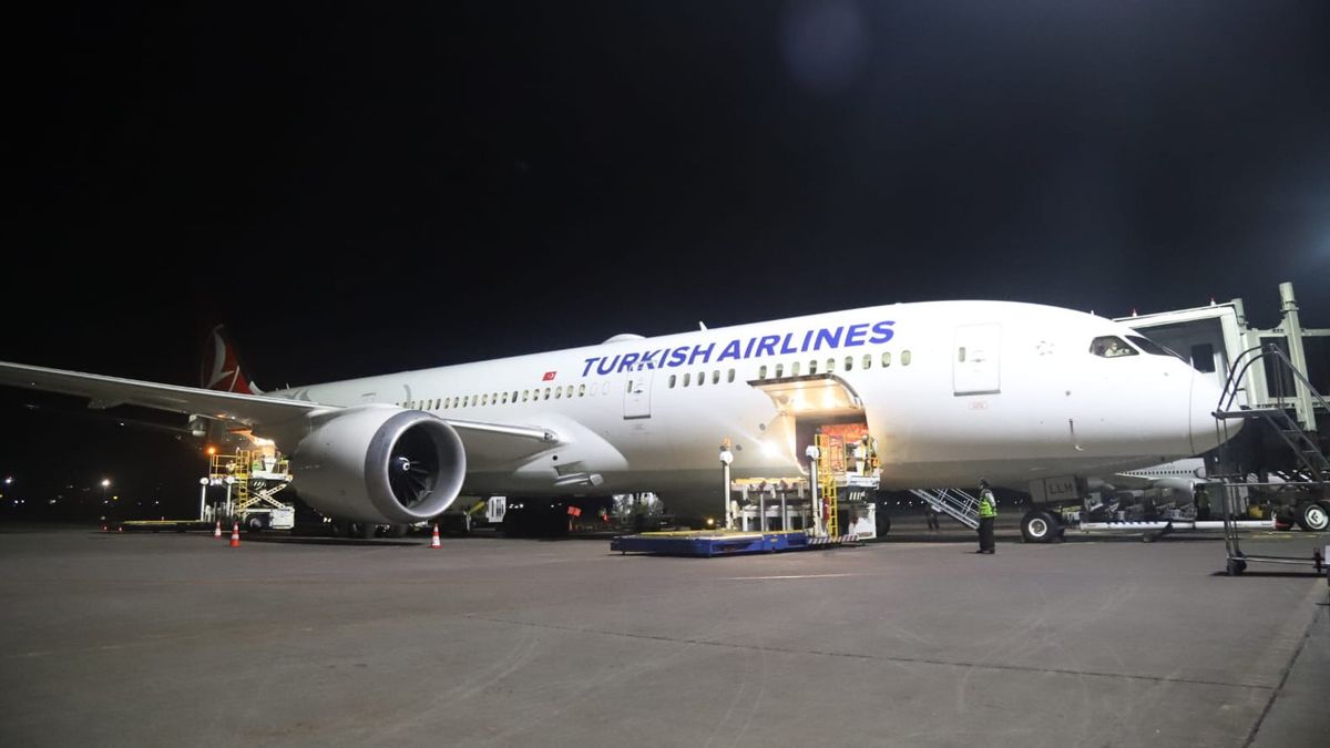 288人の乗客を呼び込み、ターキッシュ エアラインズの飛行機が再びバリ島に飛就