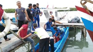Kapal Pencari Ikan di Perairan Selat Nasik Belitung Terbakar, 2 Orang Dilarikan ke Rumah Sakit