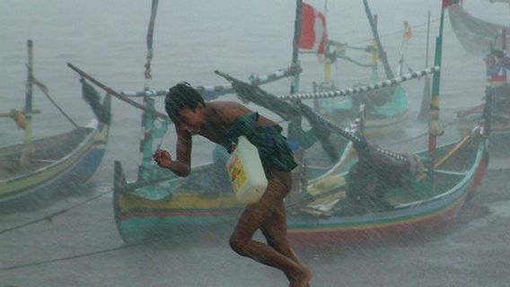 Attention ! Des pluies et des éclairs ont pris la ville de Jabodetabek tout au long de la journée
