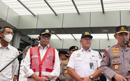 Menhub dan Kapolri Tinjau Keberangkatan Pemudik di Stasiun Pasar Senen