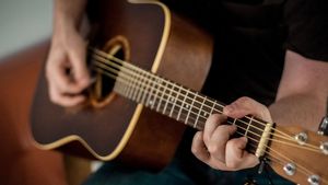 Memilih Gitar Akustik Berkualitas; Berikut Hal-hal yang Wajib Diperhatikan