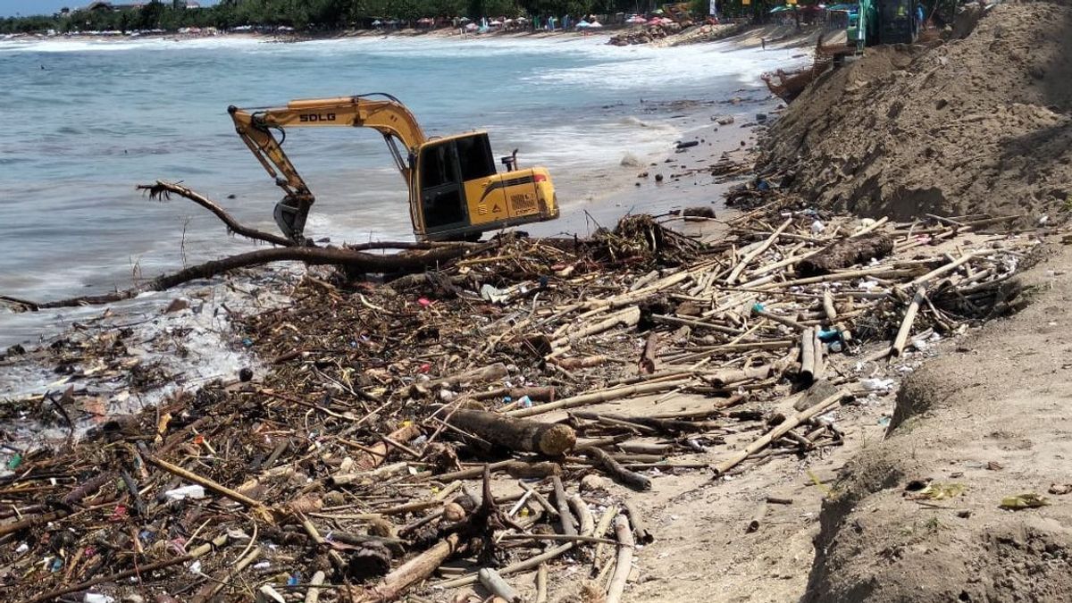 Pantai Kuta Kembali Diserbu Sampah Batang Pohon dan Kayu, 200 Petugas Kebersihan Dikerahkan