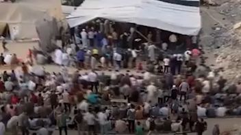 選挙!ガザ人はモスクの建物の残骸でイード・アル=アドハーの祈りを捧げる