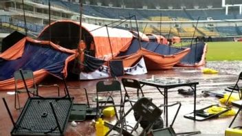 Hujan Angin Disertai Es di Bandung, Tenda Vaksinasi di GBLA Roboh