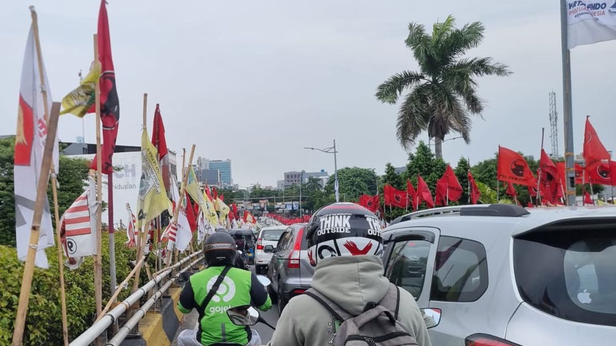 Baliho Caleg kembali Bermasalah di Cakung: Pemotor Wanita Tertimpa hingga Terlempar 3 Meter di Jalanan