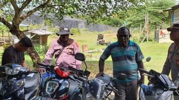 La police s’est arrêtée de 5 motos par des suites présumées de terrain lors des troubles dans le village de Mamei Jayapura