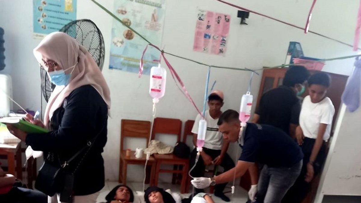 吃菠菜和炸鱼后中毒，西瓦利马安汶高中55名学生恶心，头晕和腹泻