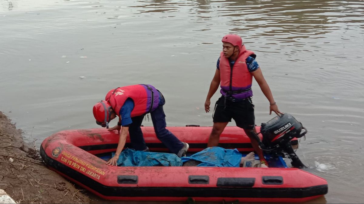 古尔卡马特官员撤离西运河洪水中失踪青年的尸体