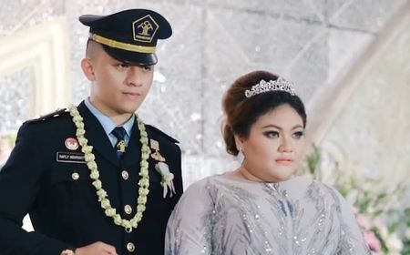 Menikah dengan Baju Dinas, Ini Profil Menantu Nia Daniaty yang Dilaporkan Penipuan CPNS