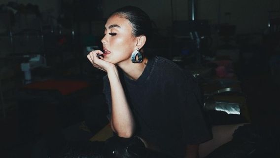 Agnez Moはロイヤルティについてラライと見なされ、アリ・ビアスは15億ルピアの訴訟と訴訟を起こします