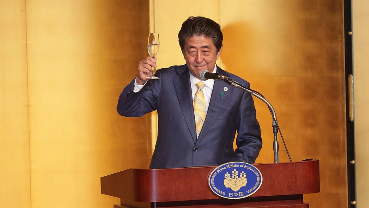 رئيس الوزراء شينزو آبي يسقط مريضا مرة أخرى في يوم توليه الخدمة أطول رئيس حكومة في اليابان 