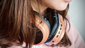 Gangguan Pendengaran Akibat Pakai <i>Headset</i> yang Perlu Diwaspadai 