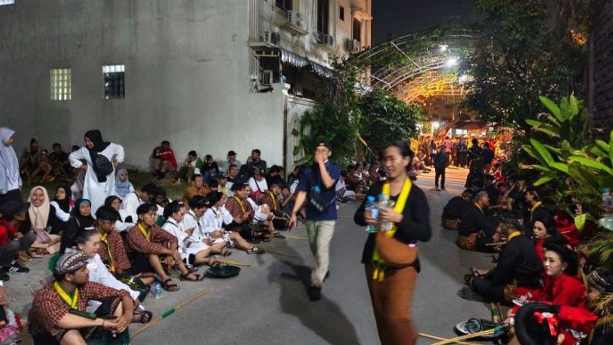 Jokowi And Iriana Welcomed By Meriah In Solo, Distribute T-shirts To Residents