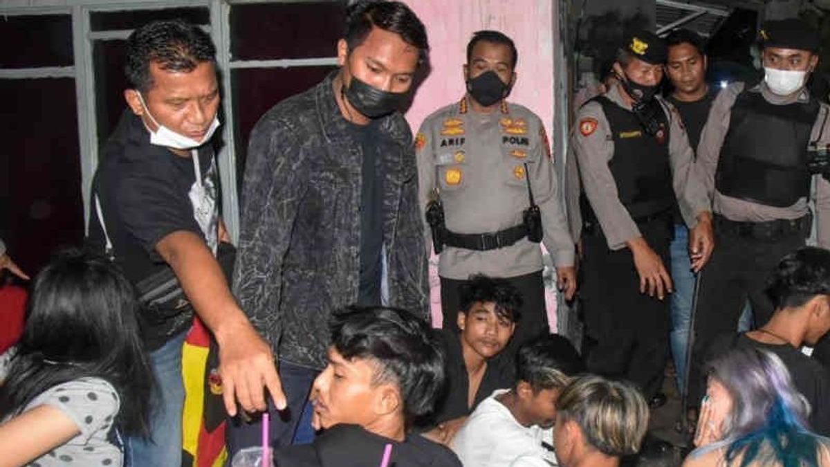 It's Fun To Drink Oplosan Alcohol At 'Headquarters,' 9 Members Of A Motorcycle Gang In Cirebon Do Not Move When Police Raid