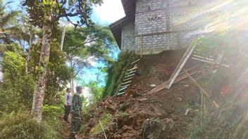 骨盤トレンガレクの小学校校舎は崖の家臣の損傷で倒壊しやすい