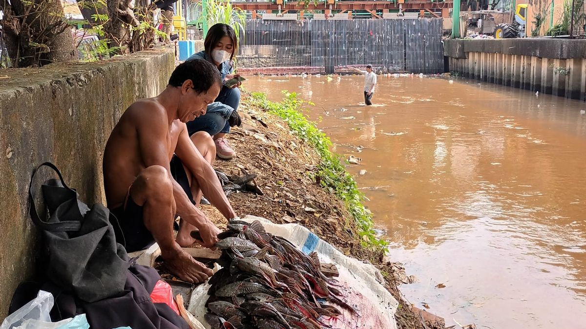 カリバルシリリタンの何千もの死んだ魚がほうきの売り手の祝福になり、1キログラムが15,000ルピアで販売される