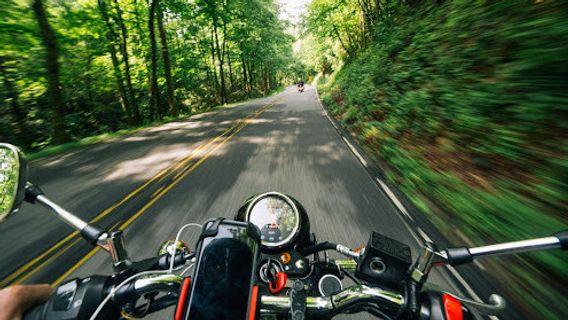 バイクで家に帰るリスクと危険を減らし、これを行うことができます